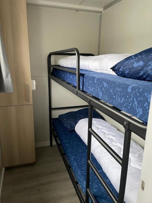 Houseboot Kingfisher, Lake View Биддингхёйзен Экстерьер фото