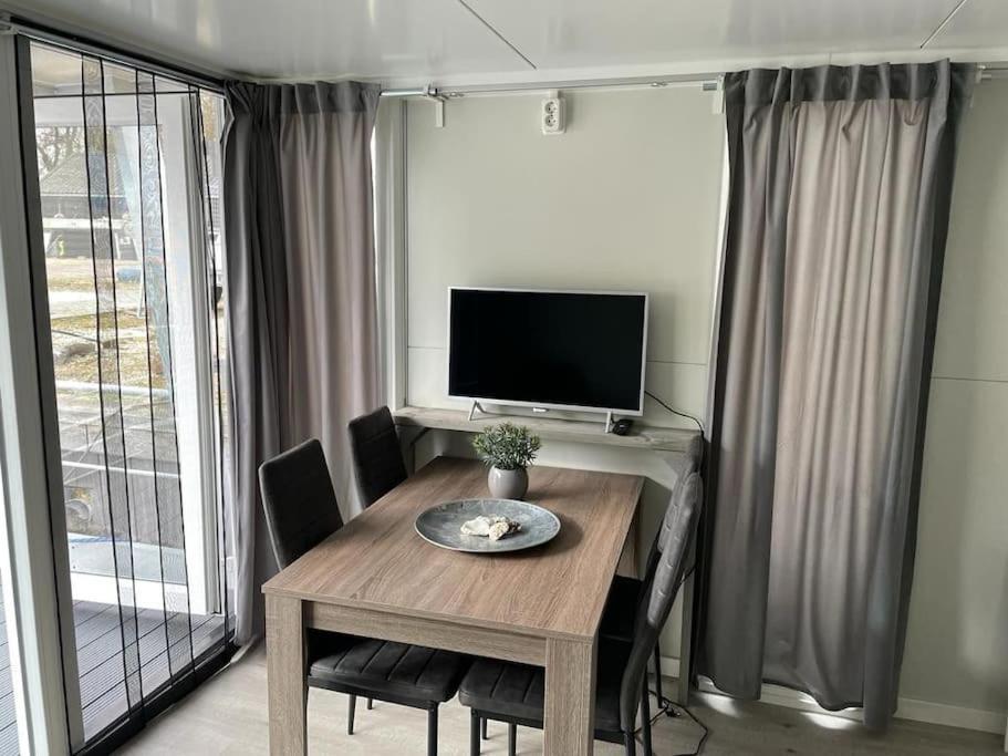 Houseboot Kingfisher, Lake View Биддингхёйзен Экстерьер фото